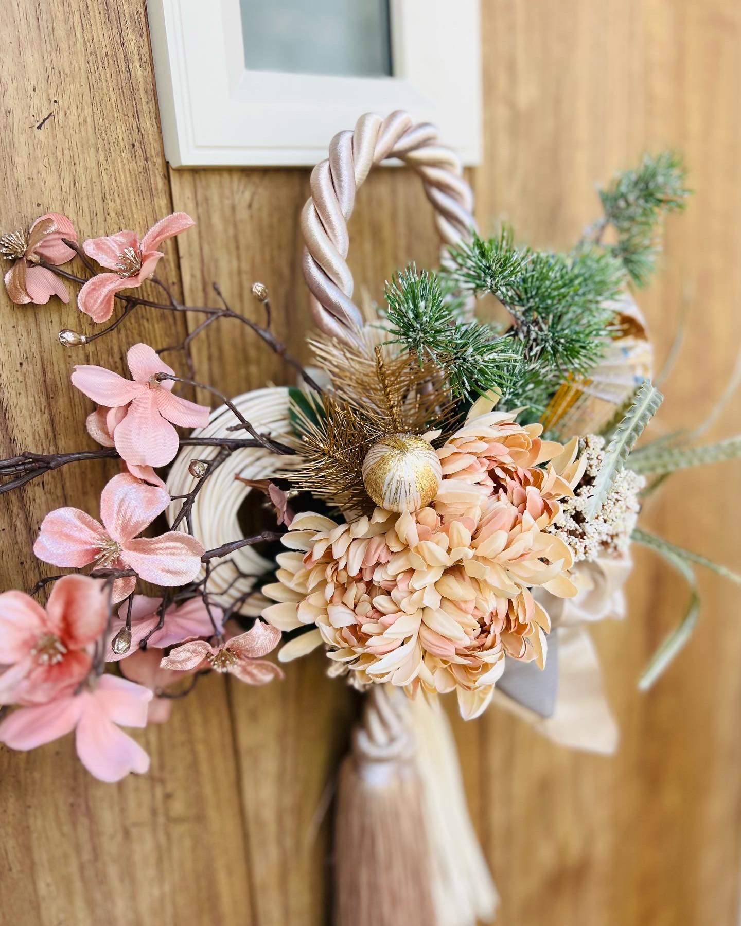 ピンクの花のしめ縄飾り
