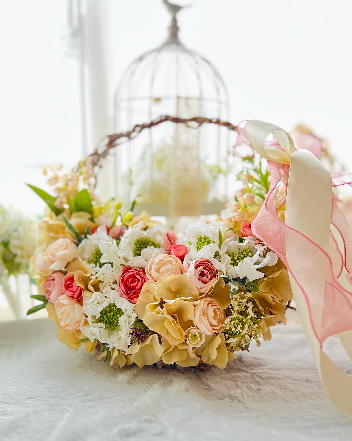白とピンクの花のバスケット