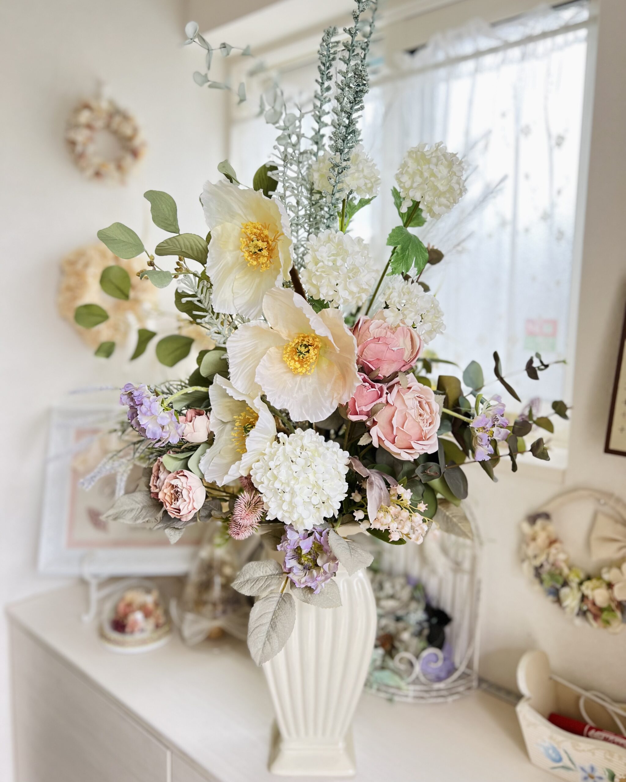 白とピンクの大きな花器アレンジ