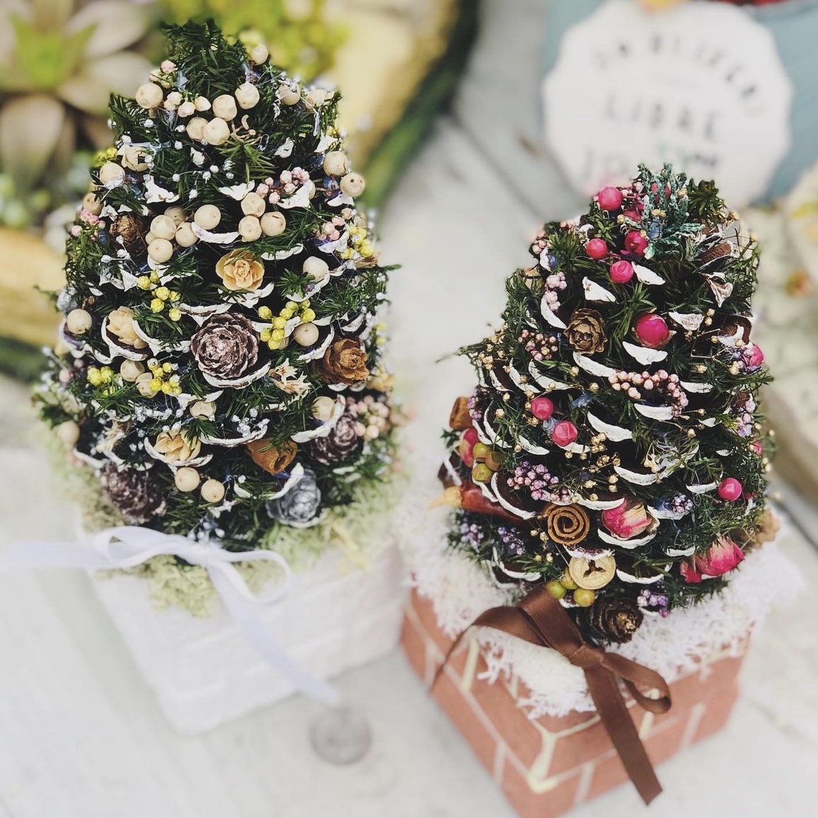 木の実を飾ったクリスマスツリー
