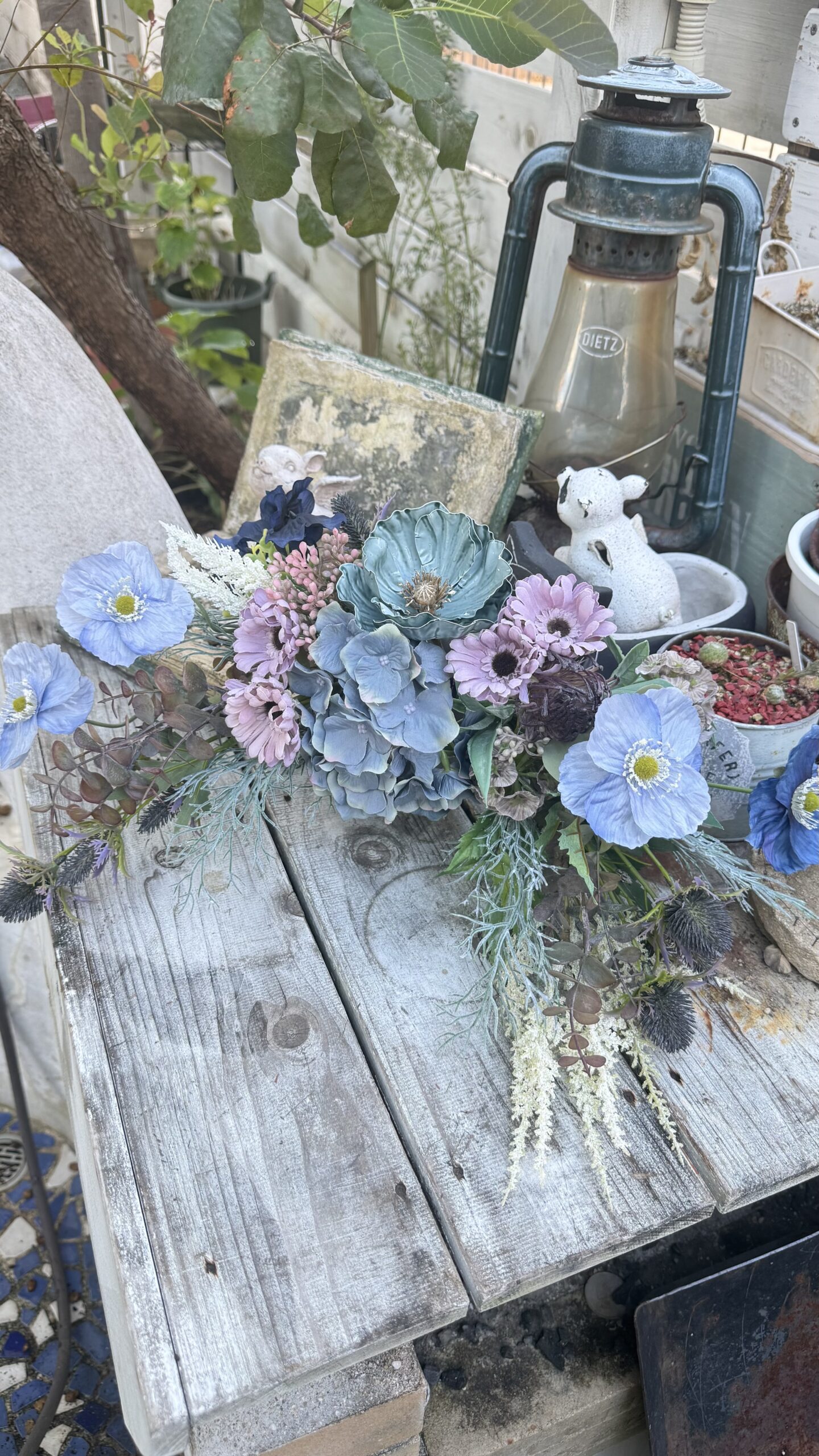 青と紫の花のアレンジメント