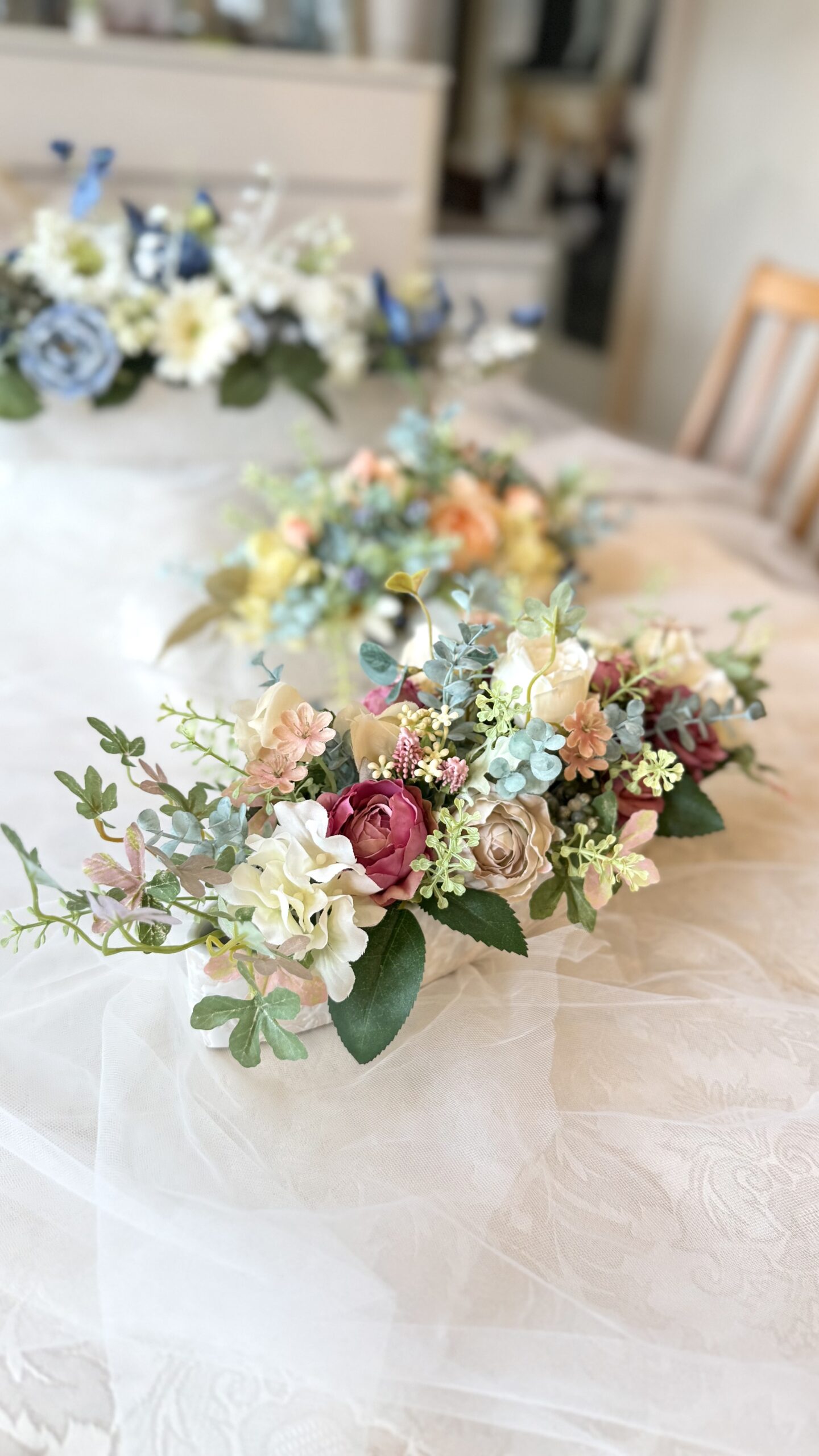 ピンクと白の花の横長アレンジ