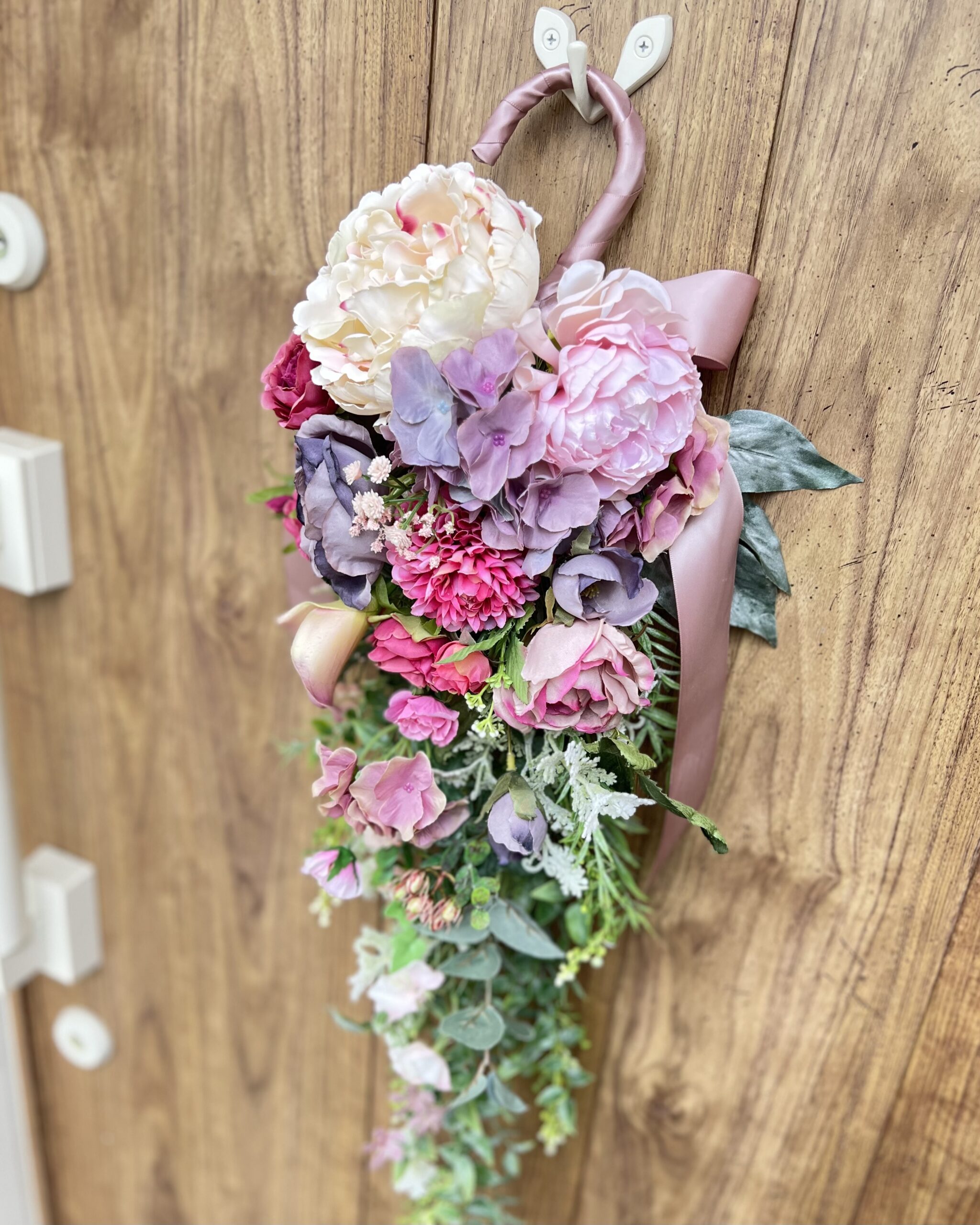 ピンクと紫の花の壁飾り
