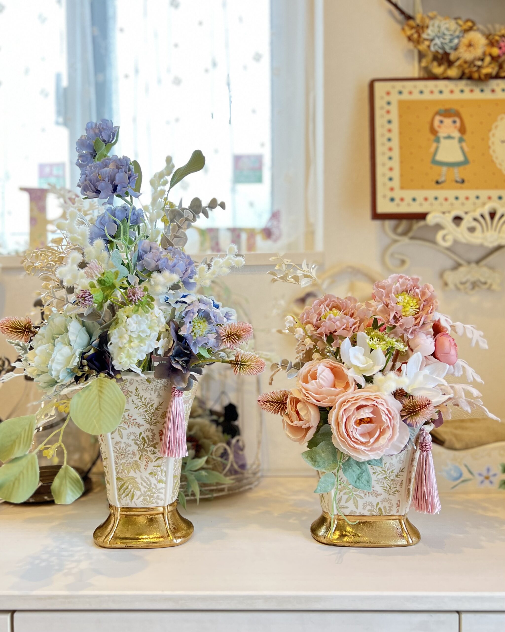 クラシカルな花器のブルーとピンクの花飾り