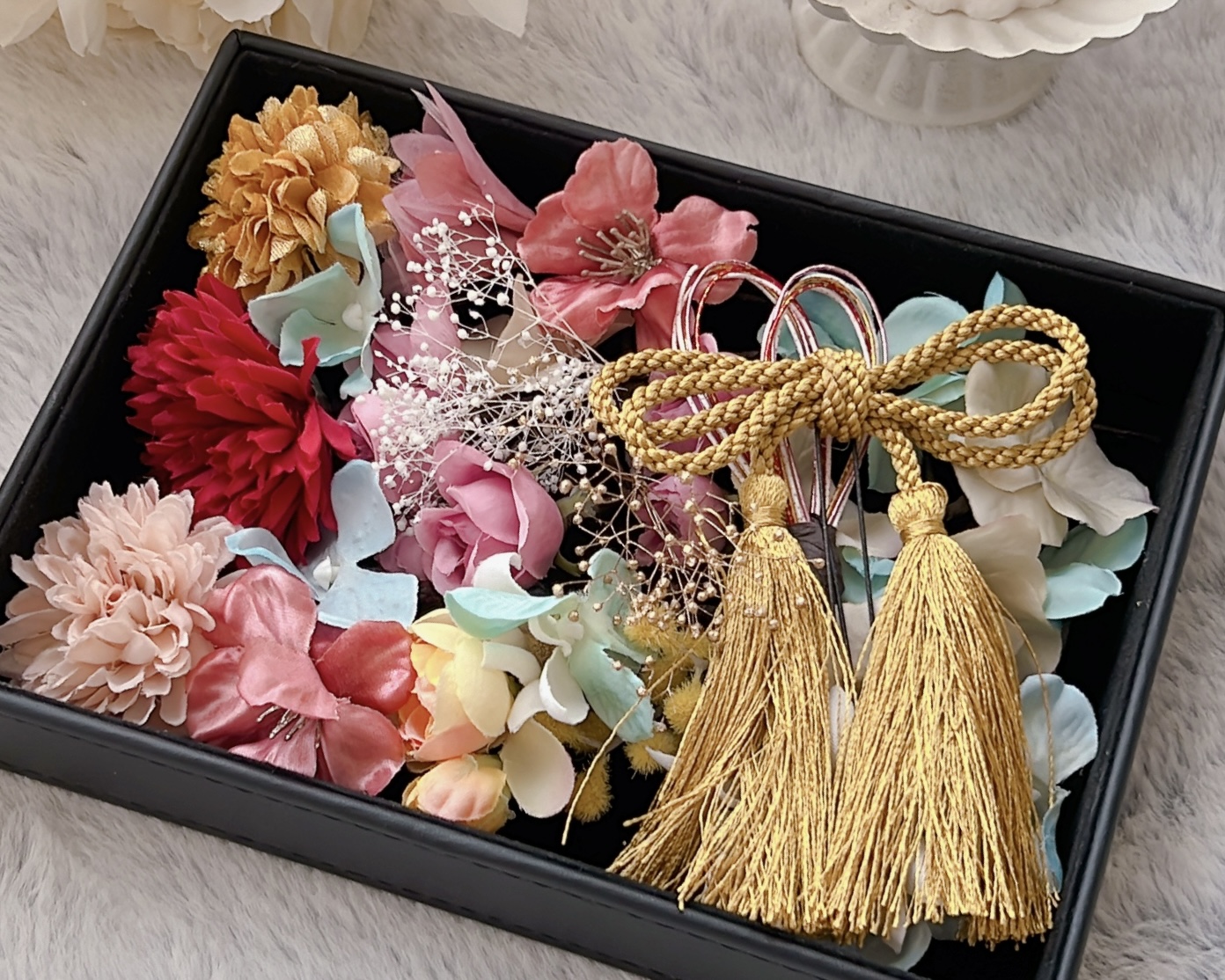 金の房と花の和風アレンジ