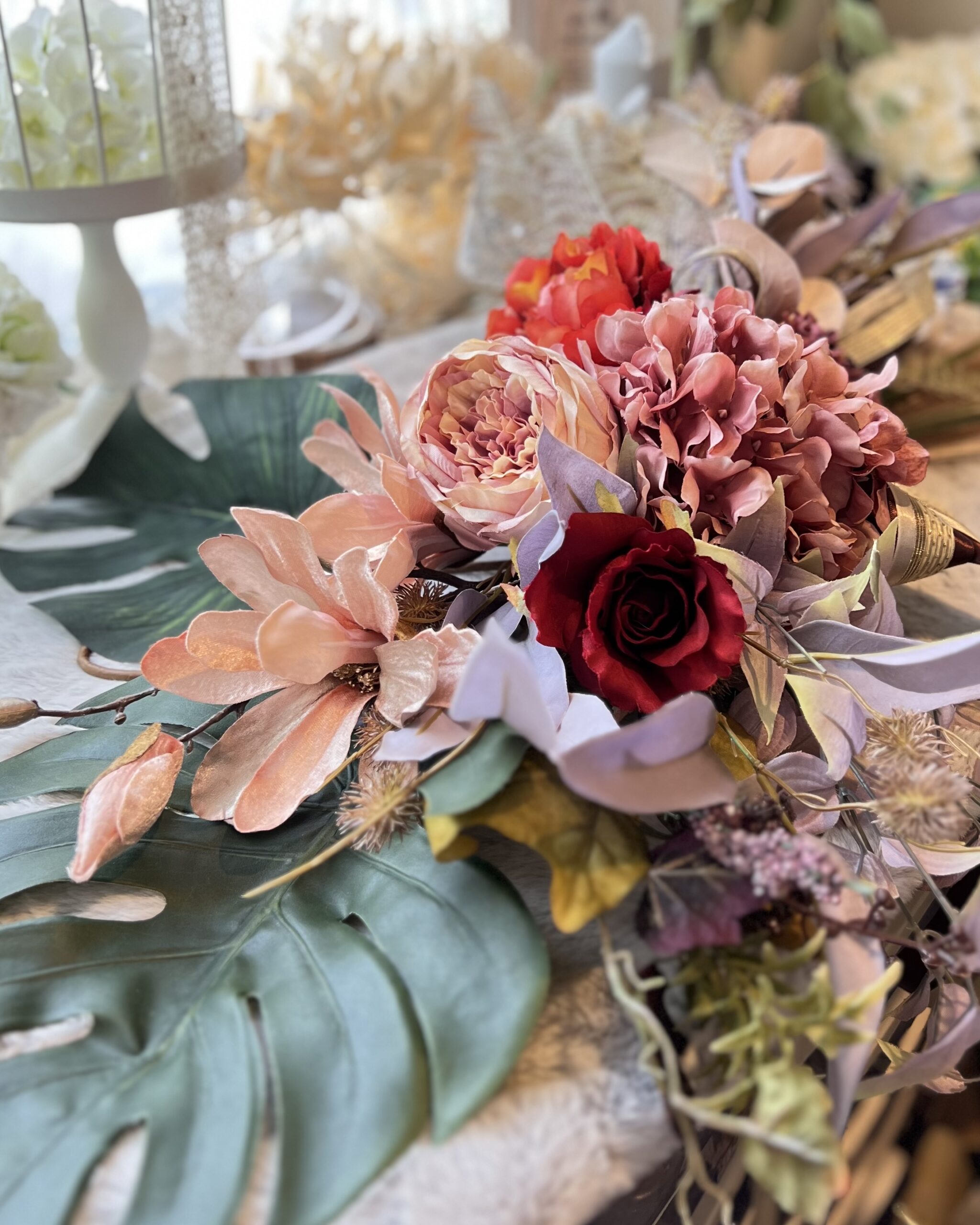 深紅のバラとくすみピンクの花飾り