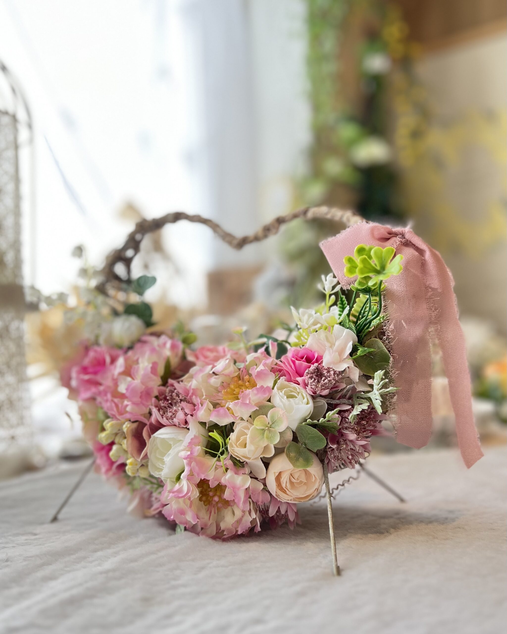ピンクのリボンを添えたハートの花飾り