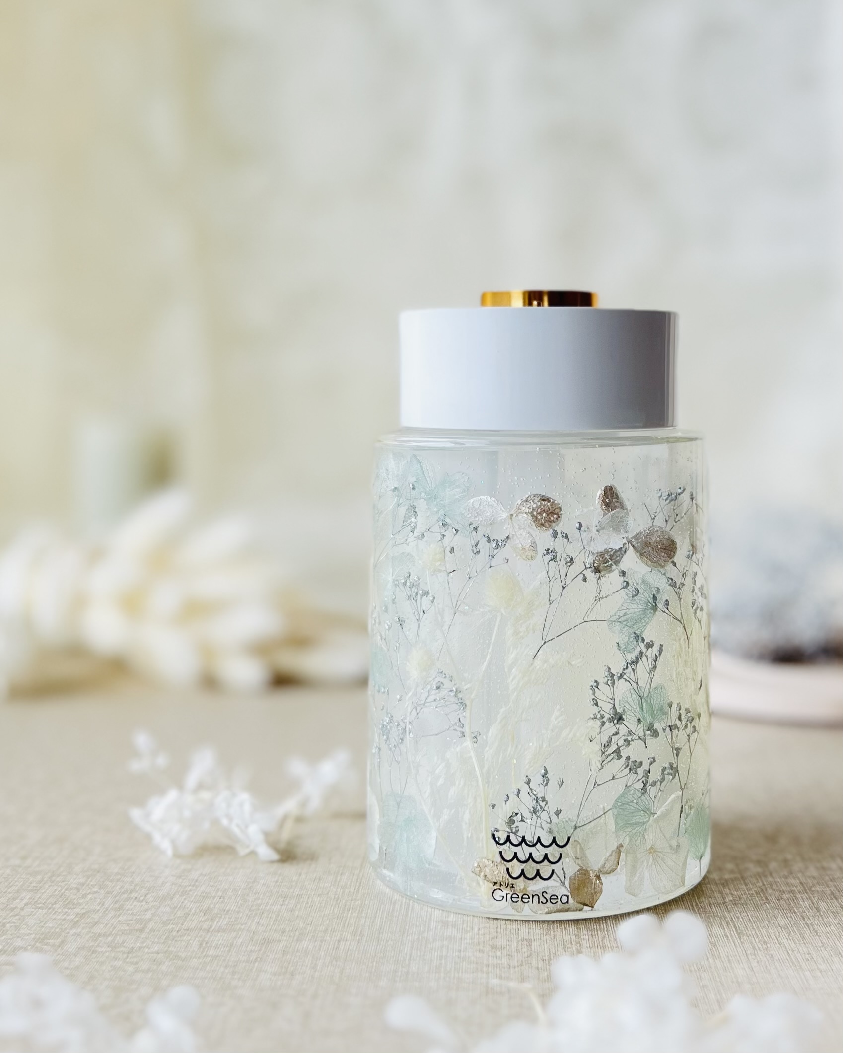 淡いブルーと白の花を閉じ込めたボタニカルボトル