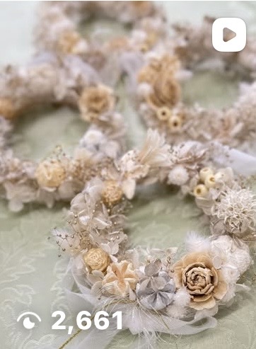 白とベージュの花のリース