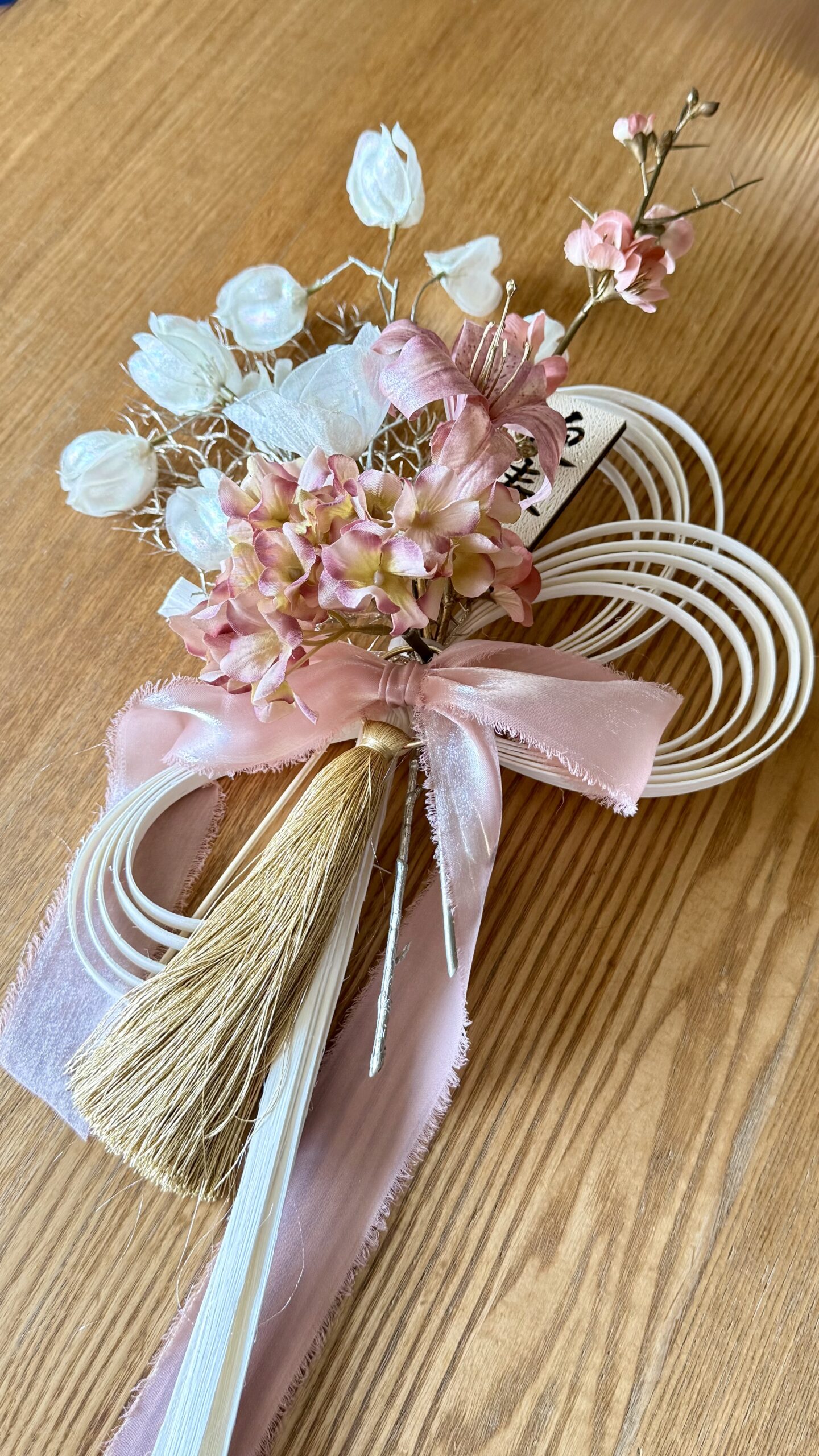 ピンクと白の花のしめ縄飾り