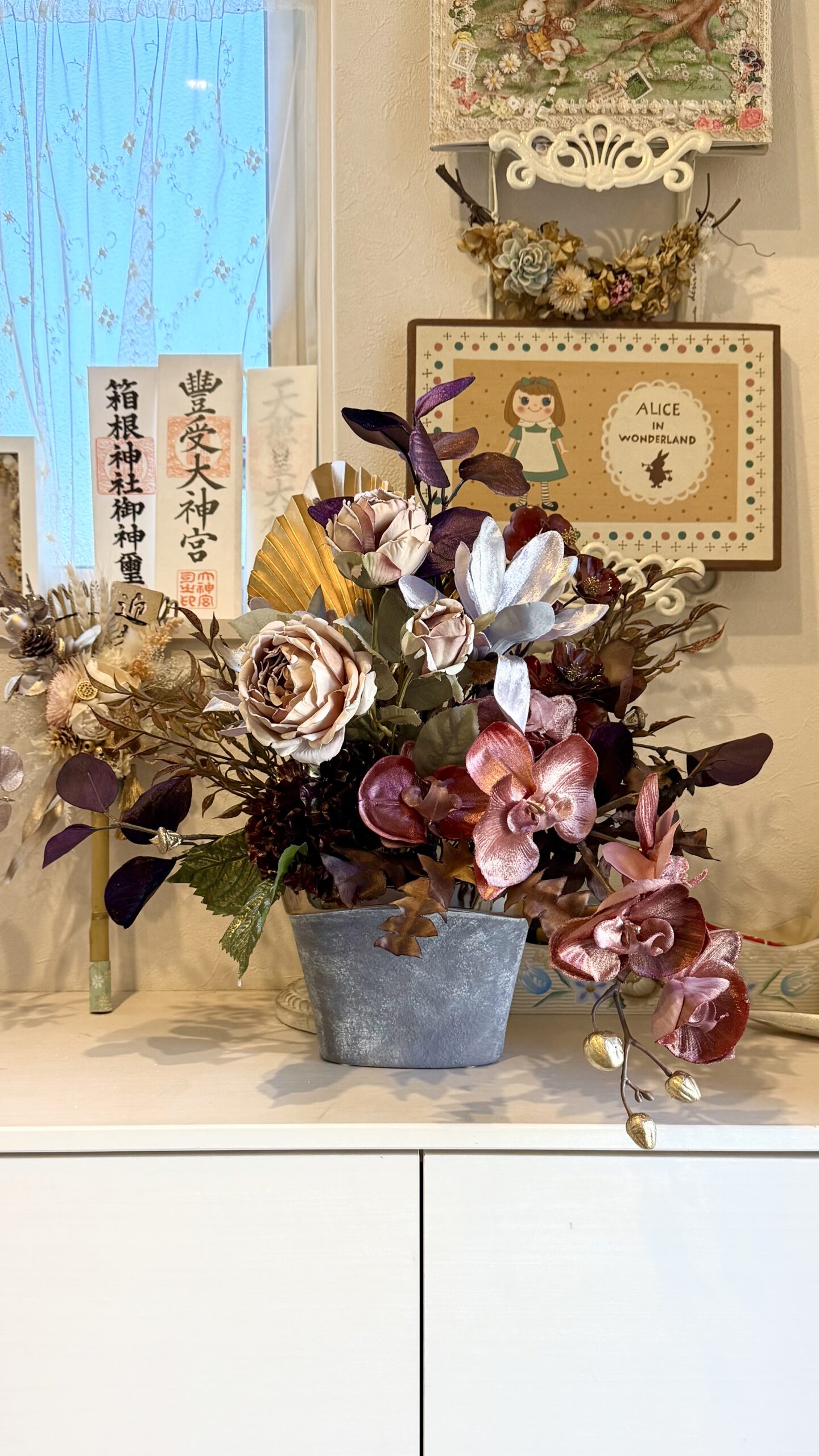 バラと胡蝶蘭の花器アレンジ
