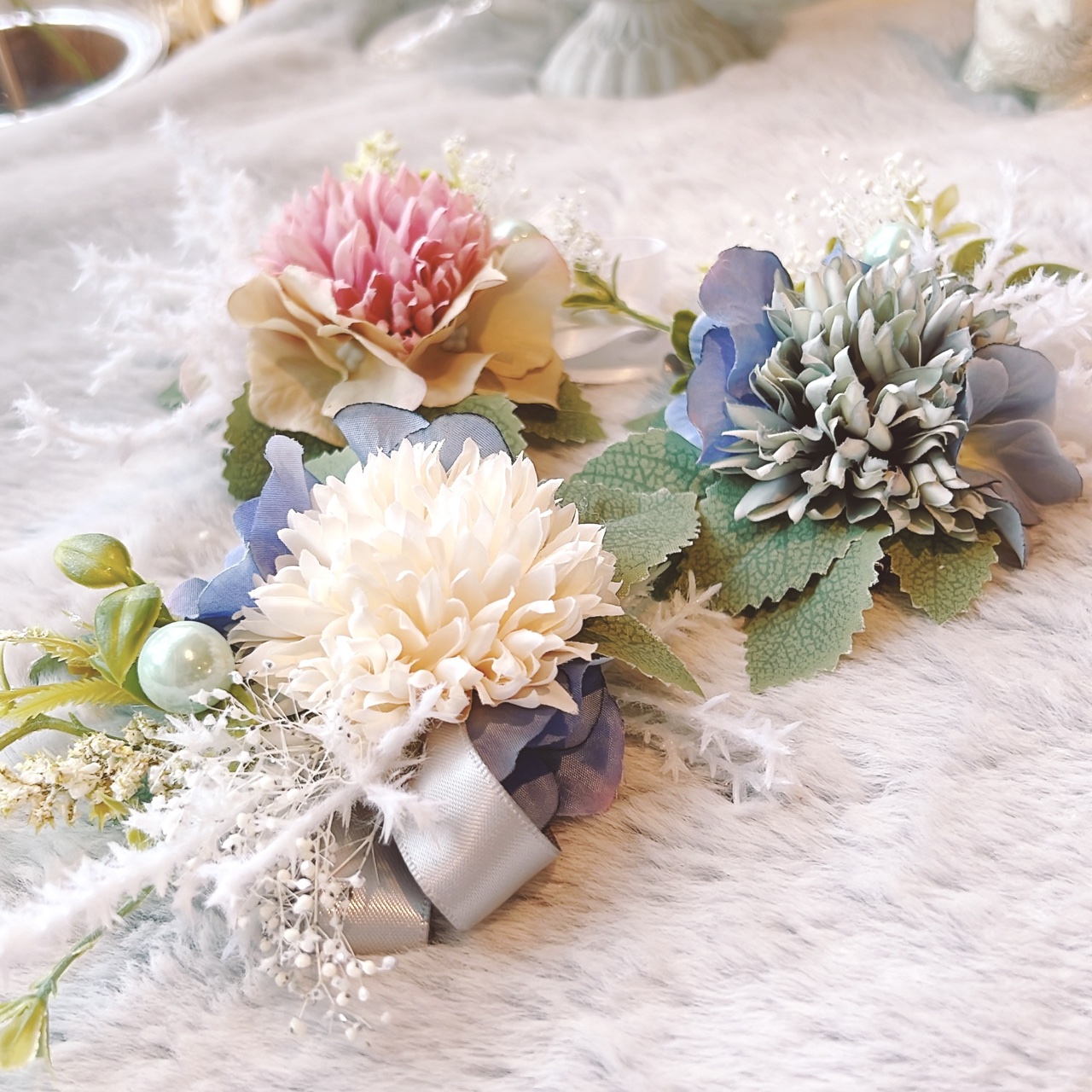 白と青とピンクの花のコサージュ